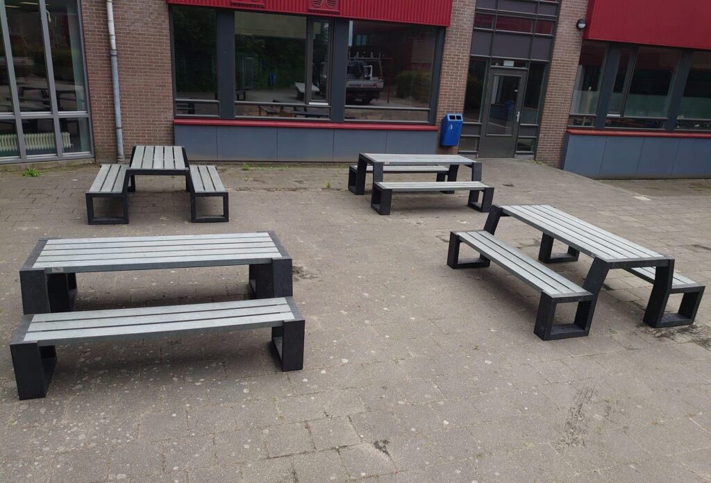 Circulair straatmeubilair of duurzaam straatmeubilair: wat is écht beter? 4 Massief kunststof picknicksets model Matrix van merk Govaplast in Hoorn bij het Tabor College Oscar Romero. Geleverd door SKWshop